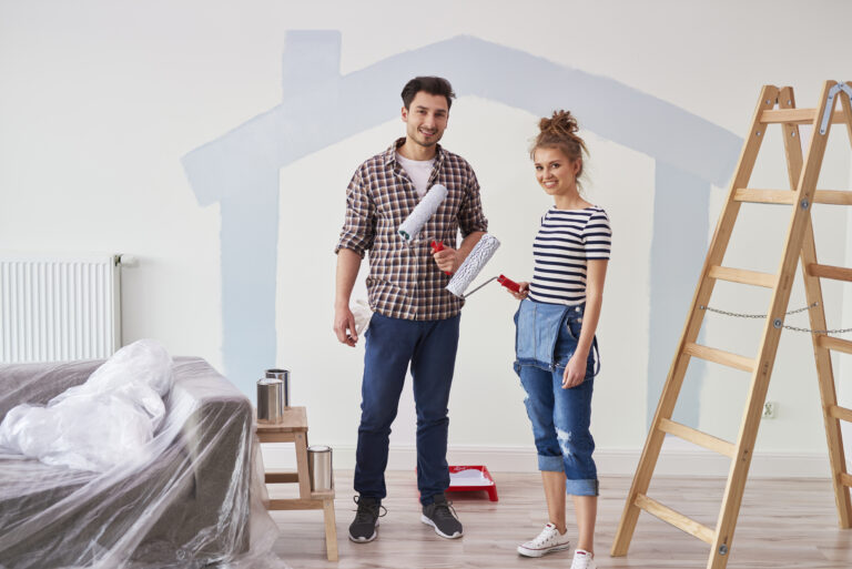 portrait couple painting interior wall new apartmentpályázatok